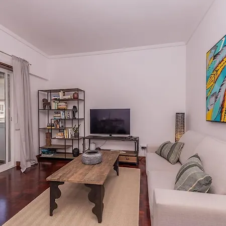 شقة Cozy 3 Bedroom In Front Of The Subway *