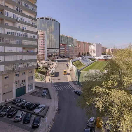 Cozy 3 Bedroom In Front Of The Subway Lizbona