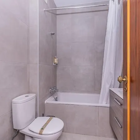 Cozy 3 Bedroom In Front Of The Subway *