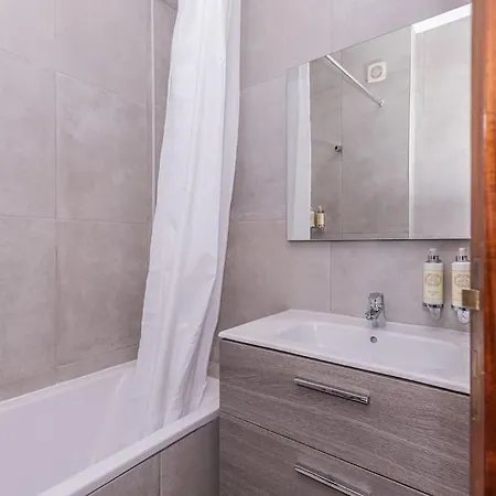 Cozy 3 Bedroom In Front Of The Subway