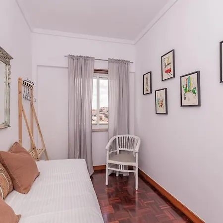 Cozy 3 Bedroom In Front Of The Subway Apartment