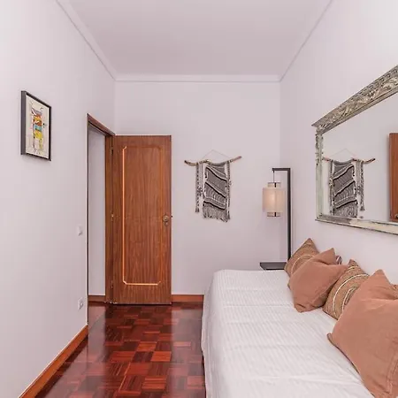 Cozy 3 Bedroom In Front Of The Subway