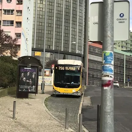 Cozy 3 Bedroom In Front Of The Subway Лиссабон